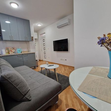 Villa Tamara With Garden And River View - Free Private Parking - Garage モスタル エクステリア 写真