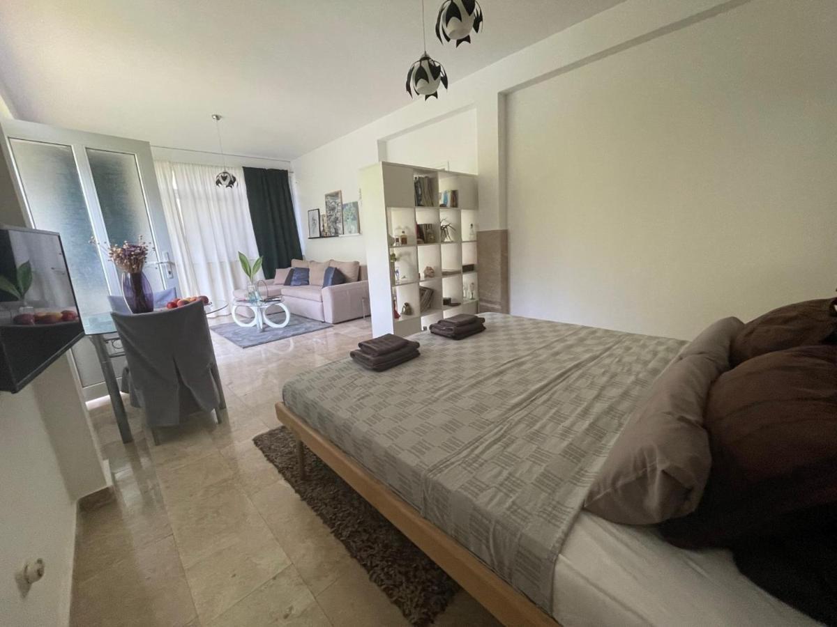 Villa Tamara With Garden And River View - Free Private Parking - Garage モスタル エクステリア 写真