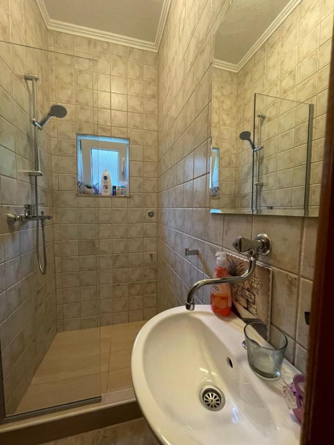 Villa Tamara With Garden And River View - Free Private Parking - Garage モスタル エクステリア 写真