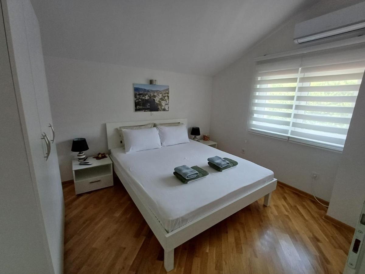 Villa Tamara With Garden And River View - Free Private Parking - Garage モスタル エクステリア 写真