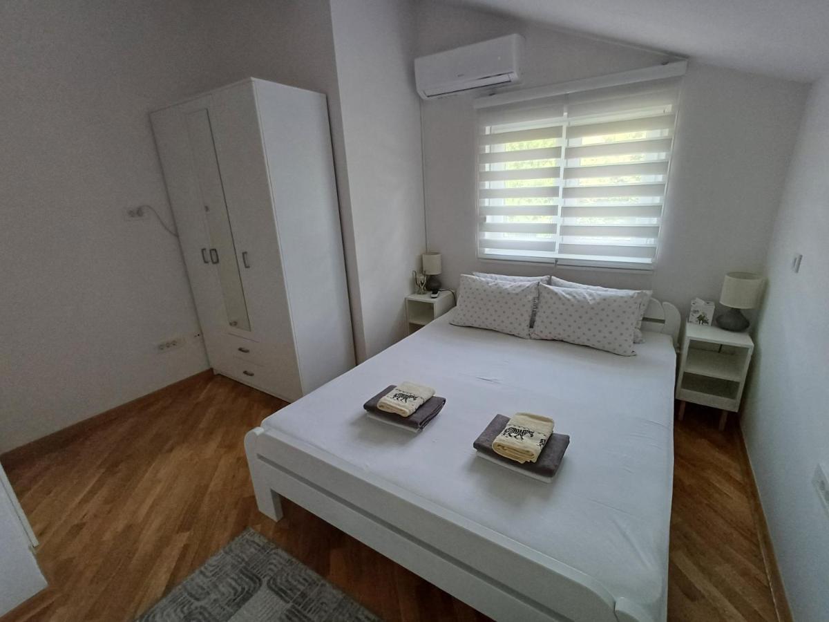 Villa Tamara With Garden And River View - Free Private Parking - Garage モスタル エクステリア 写真