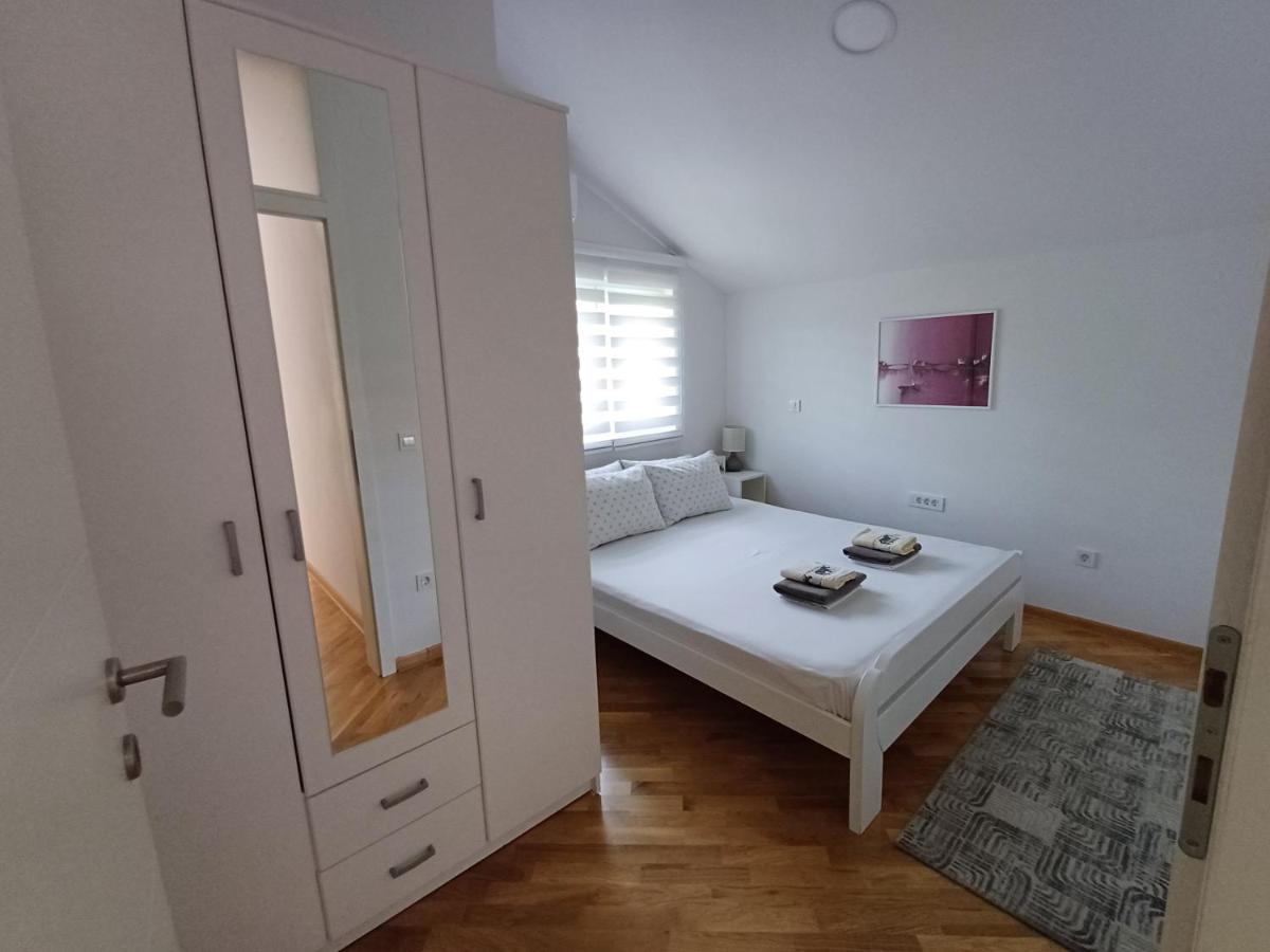 Villa Tamara With Garden And River View - Free Private Parking - Garage モスタル エクステリア 写真