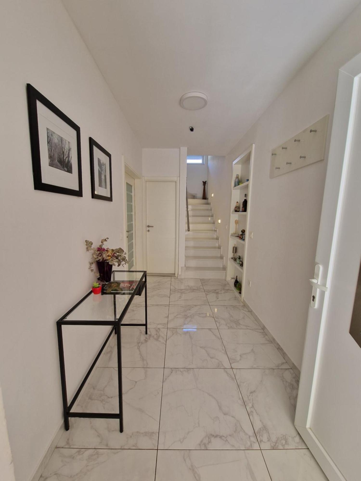 Villa Tamara With Garden And River View - Free Private Parking - Garage モスタル エクステリア 写真