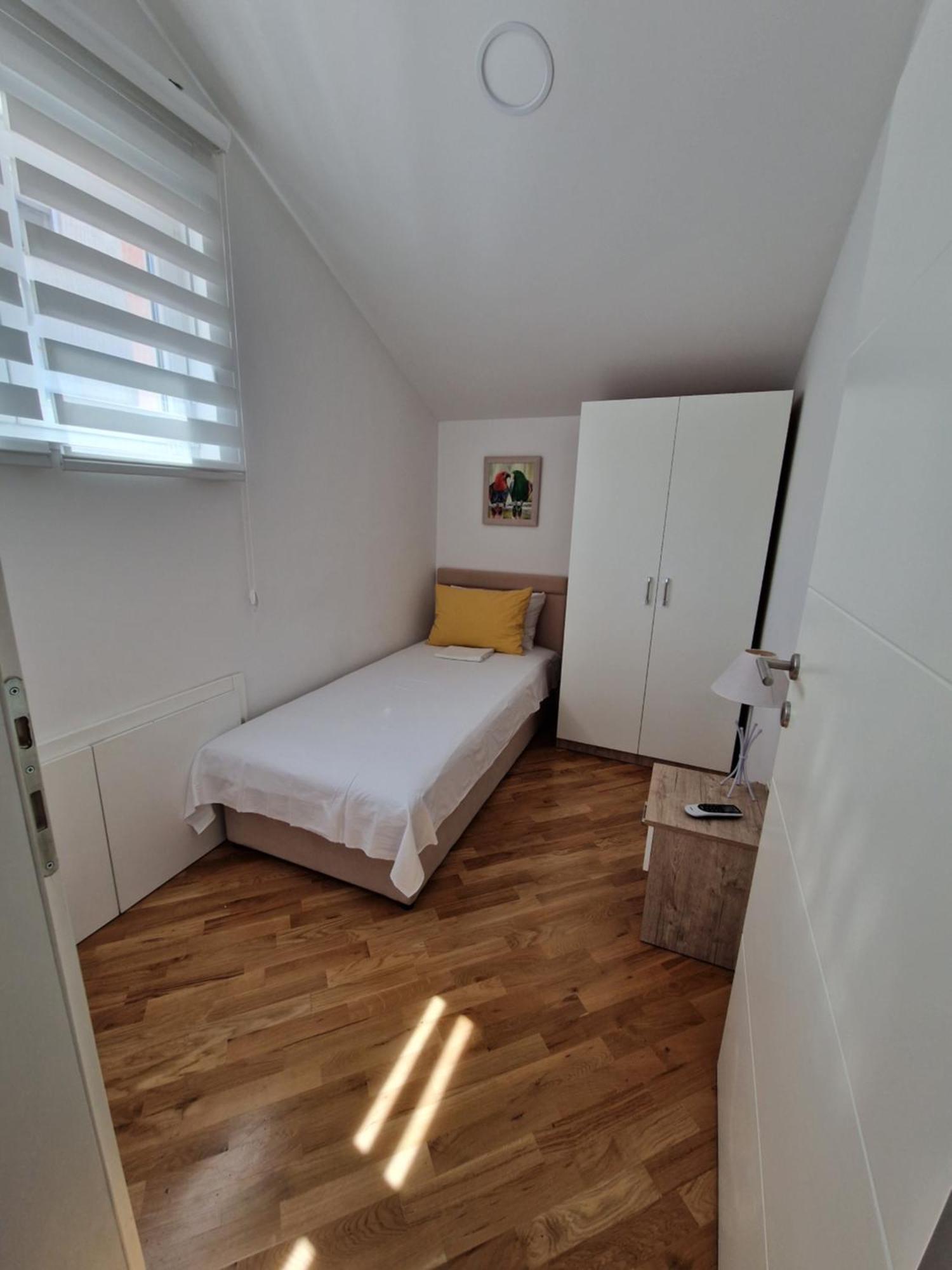 Villa Tamara With Garden And River View - Free Private Parking - Garage モスタル エクステリア 写真