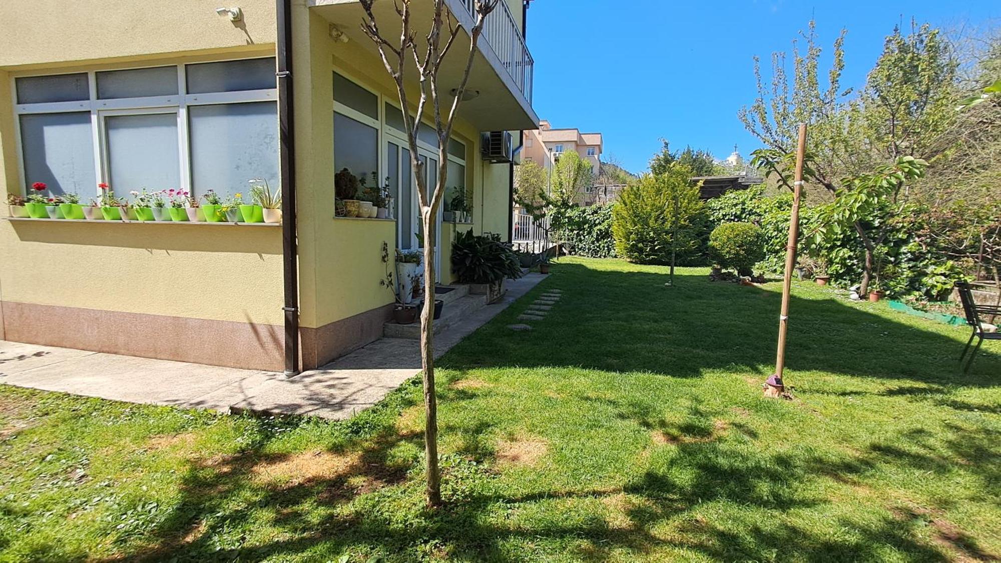 Villa Tamara With Garden And River View - Free Private Parking - Garage モスタル エクステリア 写真