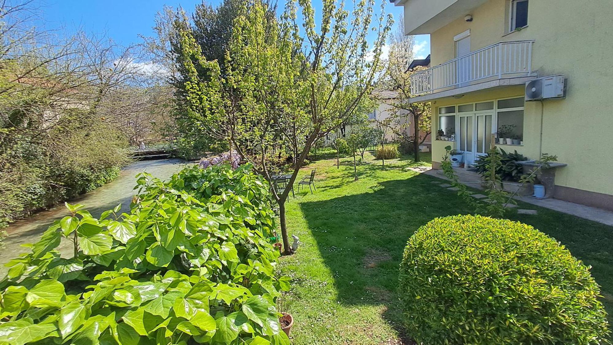 Villa Tamara With Garden And River View - Free Private Parking - Garage モスタル エクステリア 写真